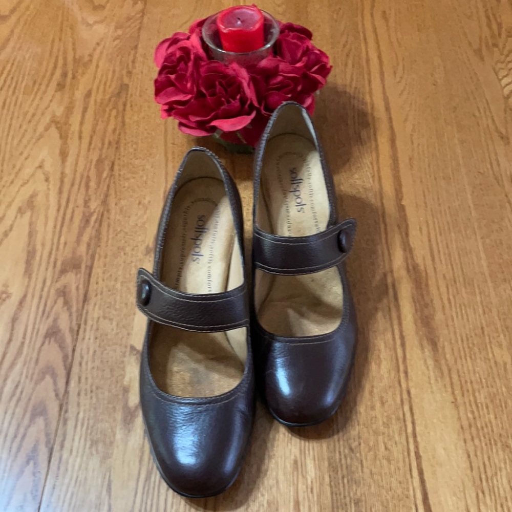 Excellent condition brown Softspots 2 1/2” heels
